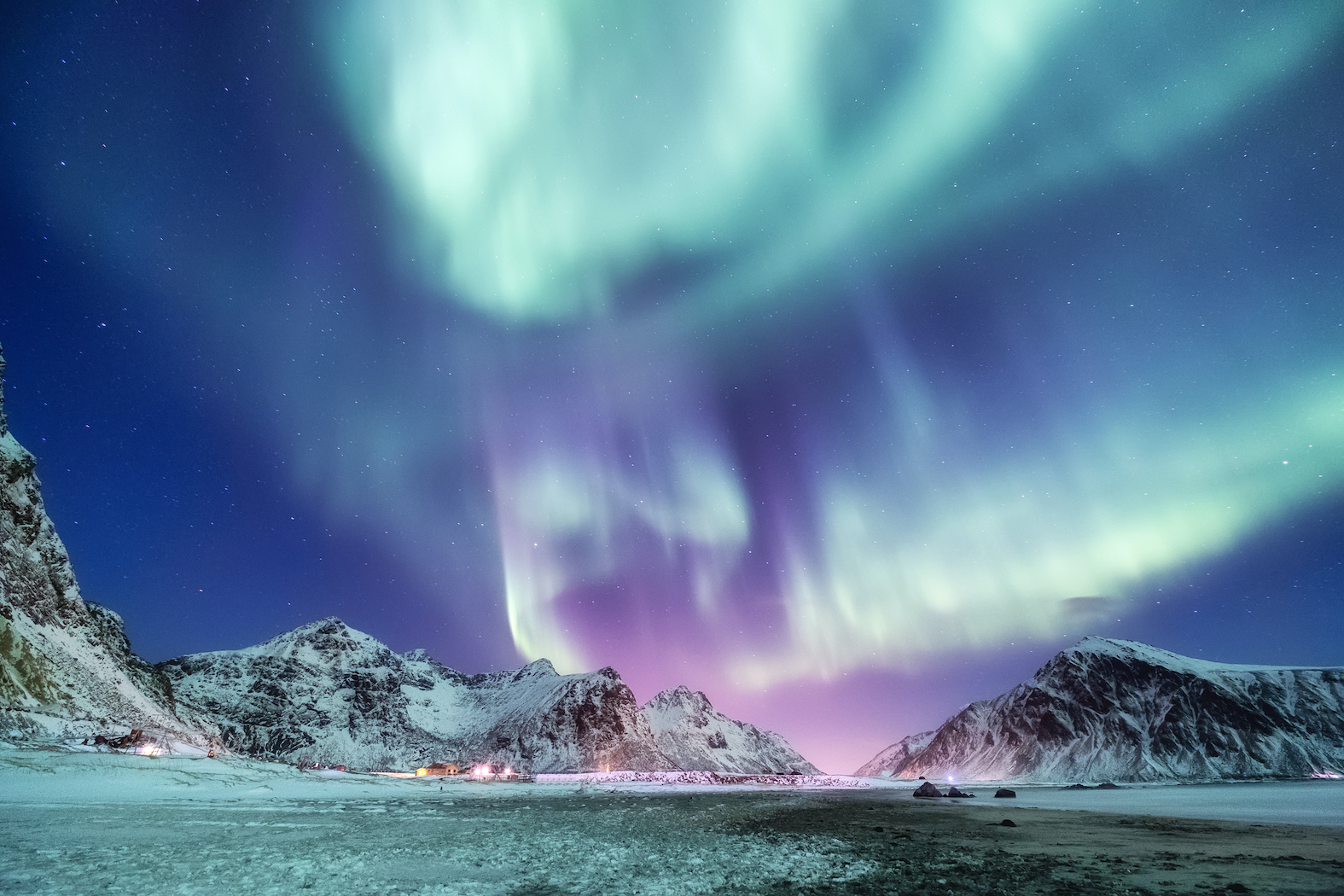 aurora-borealis-on-the-lofoten-islands-norway-gr-2022-12-06-04-06-36-utc